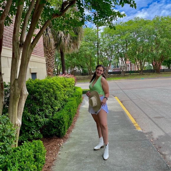 Meet your Posher, Courtney - Picture 1 of 1